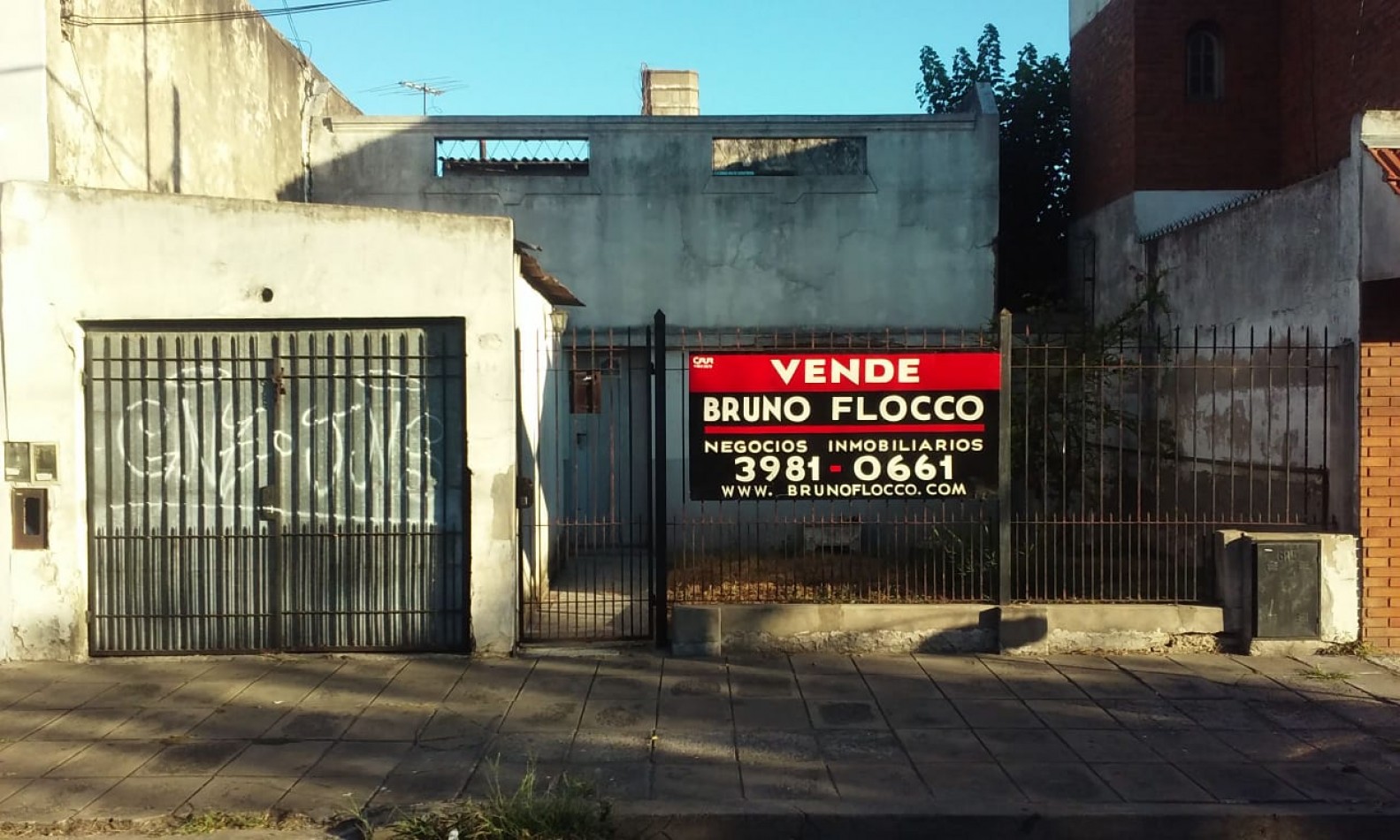 **u$s 79.000.-** - CASA DE 5 AMBIENTES A RECICLAR - LOTE 8,66 X 28 APROX. - E. FERNANDEZ AL 700 - LANUS OESTE