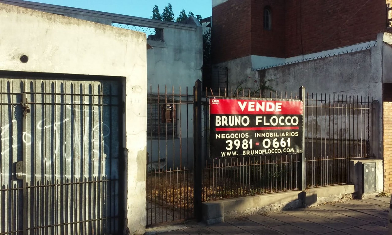 **u$s 79.000.-** - CASA DE 5 AMBIENTES A RECICLAR - LOTE 8,66 X 28 APROX. - E. FERNANDEZ AL 700 - LANUS OESTE