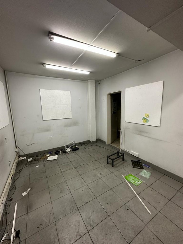 GALPON EN ALQUILER C/OFICINAS - Av. Rivadavia al 900 - Valentin Alsina