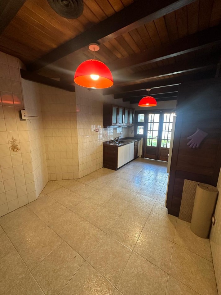 ESPECTACULAR CHALET 5 AMBIENTES CON PARQUE Y COCHERA/QUINCHO EN ALQUILER - CNEL. SEGUI 1000 - LANUS OESTE