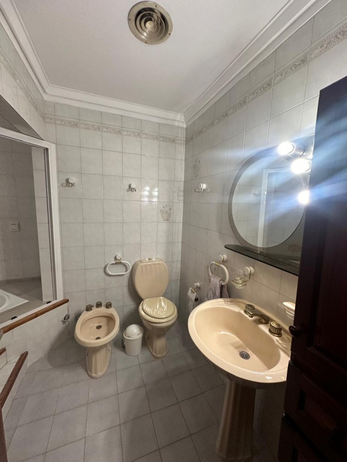 ESPECTACULAR CHALET 5 AMBIENTES CON PARQUE Y COCHERA/QUINCHO EN ALQUILER - CNEL. SEGUI 1000 - LANUS OESTE