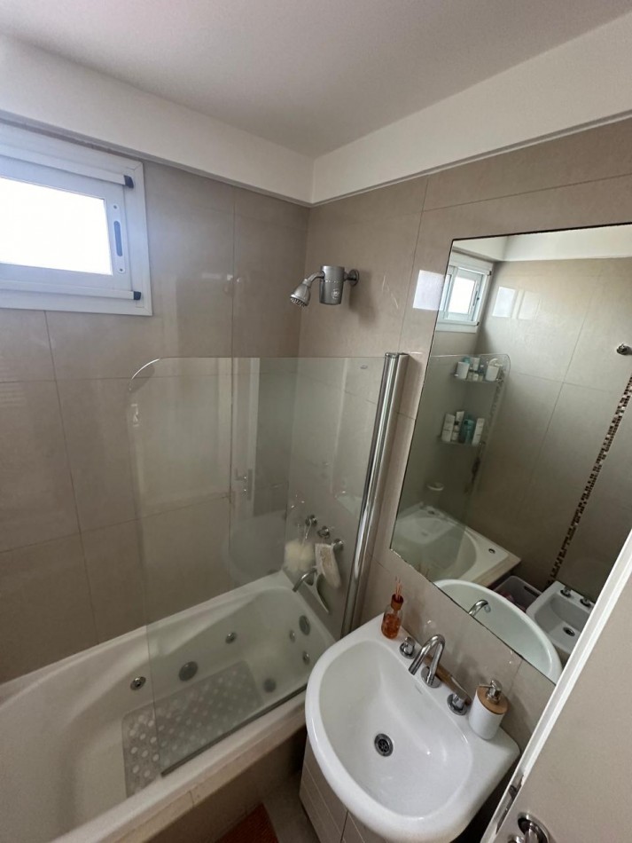 **u$s 155.000.-** - IMPECABLE DEPARTAMENTO DE 3 AMB. AL FRENTE C/COCHERA (Muy Amplia) - PISO ALTO CON PALIER PRIVADO - CARLOS GARDEL AL 100