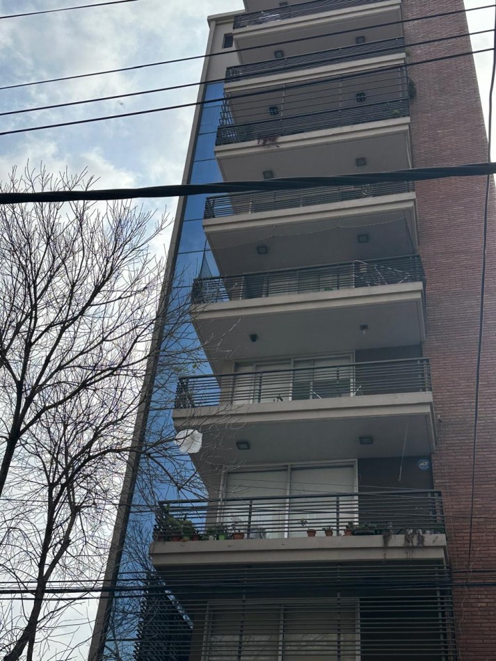 **u$s 155.000.-** - IMPECABLE DEPARTAMENTO DE 3 AMB. AL FRENTE C/COCHERA (Muy Amplia) - PISO ALTO CON PALIER PRIVADO - CARLOS GARDEL AL 100