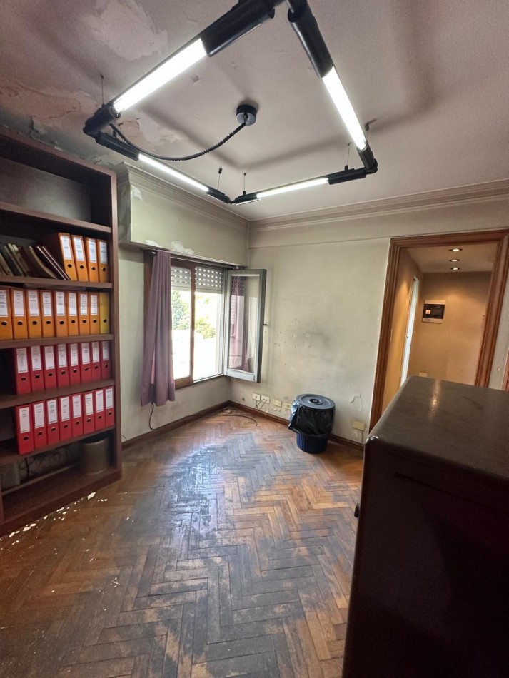 **u$s 185.000.-** - IMPONENTE DPTO AL FRENTE 6 AMBIENTES EN VENTA CON TERRAZA PROPIA A MTRS DE LA ESTACION - Av. H. Yrigoyen y Carlos Gardel