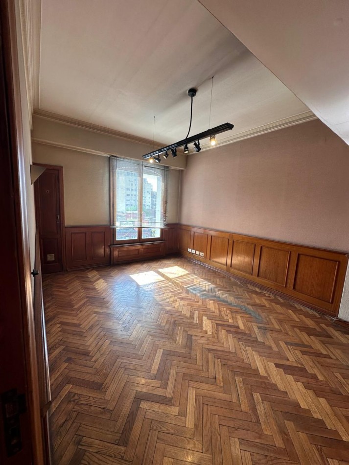**u$s 185.000.-** - IMPONENTE DPTO AL FRENTE 6 AMBIENTES EN VENTA CON TERRAZA PROPIA A MTRS DE LA ESTACION - Av. H. Yrigoyen y Carlos Gardel