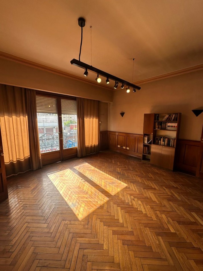 **u$s 185.000.-** - IMPONENTE DPTO AL FRENTE 6 AMBIENTES EN VENTA CON TERRAZA PROPIA A MTRS DE LA ESTACION - Av. H. Yrigoyen y Carlos Gardel