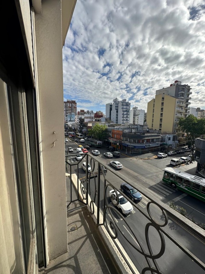**u$s 185.000.-** - IMPONENTE DPTO AL FRENTE 6 AMBIENTES EN VENTA CON TERRAZA PROPIA A MTRS DE LA ESTACION - Av. H. Yrigoyen y Carlos Gardel