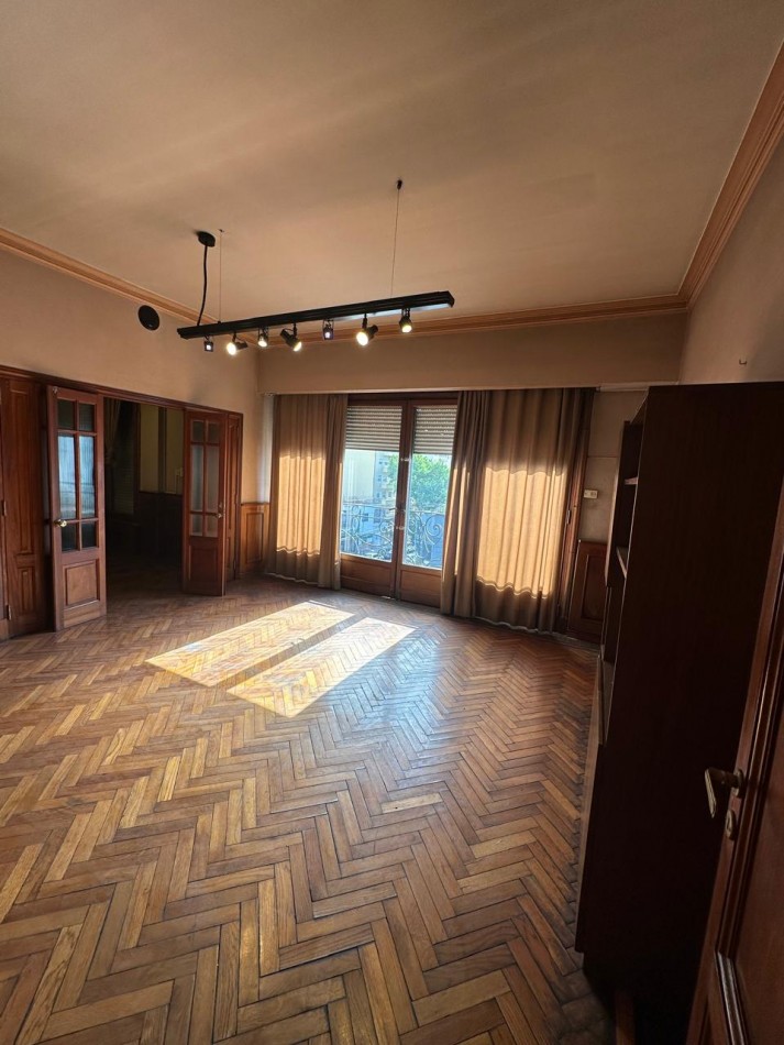 **u$s 185.000.-** - IMPONENTE DPTO AL FRENTE 6 AMBIENTES EN VENTA CON TERRAZA PROPIA A MTRS DE LA ESTACION - Av. H. Yrigoyen y Carlos Gardel