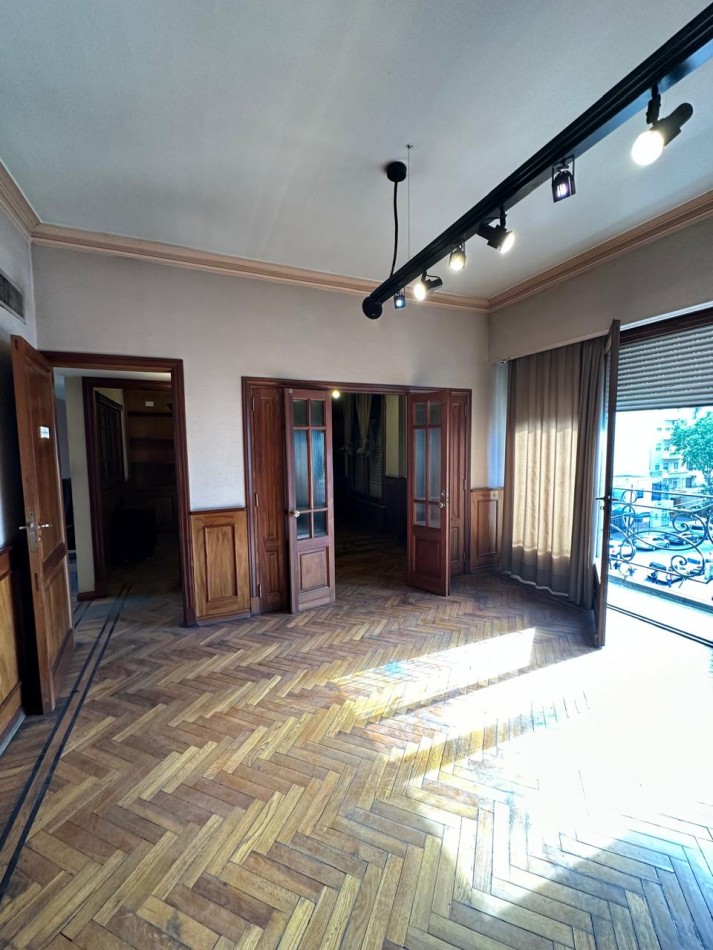 **u$s 185.000.-** - IMPONENTE DPTO AL FRENTE 6 AMBIENTES EN VENTA CON TERRAZA PROPIA A MTRS DE LA ESTACION - Av. H. Yrigoyen y Carlos Gardel