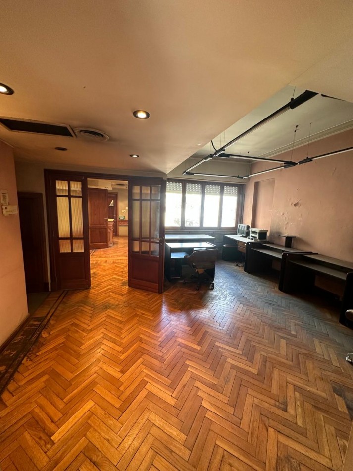 **u$s 185.000.-** - IMPONENTE DPTO AL FRENTE 6 AMBIENTES EN VENTA CON TERRAZA PROPIA A MTRS DE LA ESTACION - Av. H. Yrigoyen y Carlos Gardel