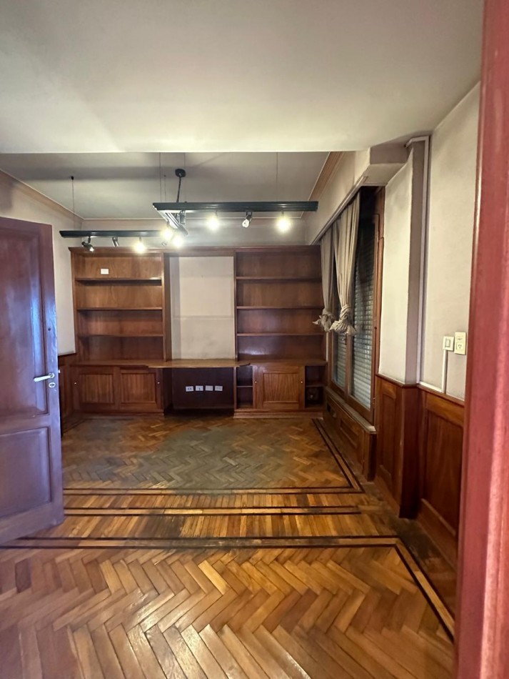 **u$s 185.000.-** - IMPONENTE DPTO AL FRENTE 6 AMBIENTES EN VENTA CON TERRAZA PROPIA A MTRS DE LA ESTACION - Av. H. Yrigoyen y Carlos Gardel