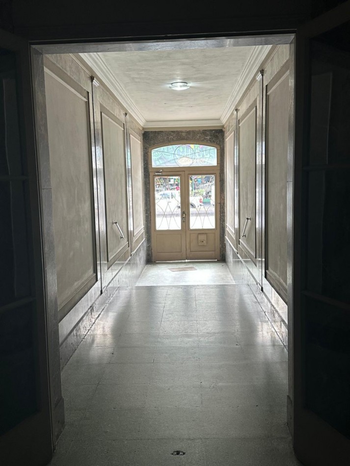 **u$s 185.000.-** - IMPONENTE DPTO AL FRENTE 6 AMBIENTES EN VENTA CON TERRAZA PROPIA A MTRS DE LA ESTACION - Av. H. Yrigoyen y Carlos Gardel