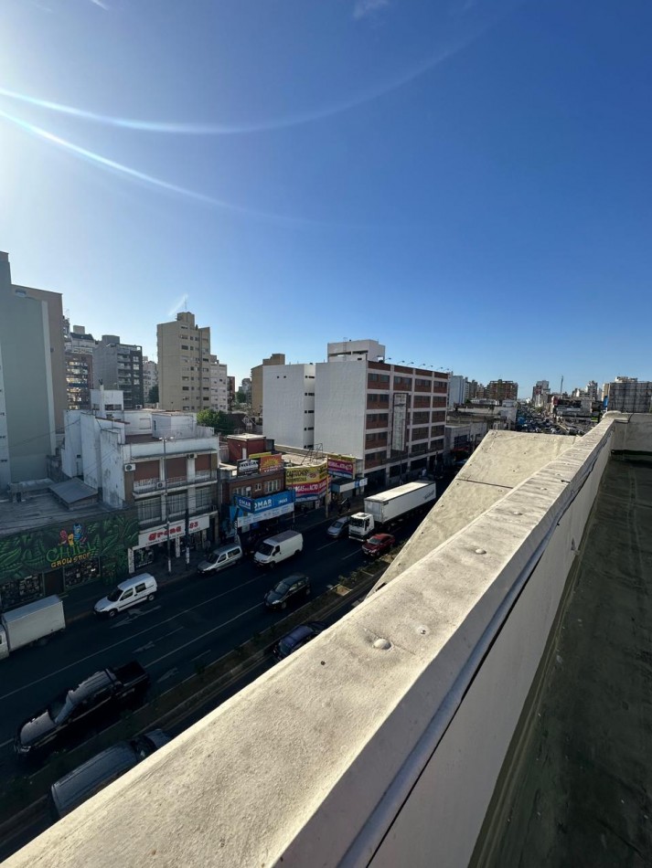 **u$s 185.000.-** - IMPONENTE DPTO AL FRENTE 6 AMBIENTES EN VENTA CON TERRAZA PROPIA A MTRS DE LA ESTACION - Av. H. Yrigoyen y Carlos Gardel