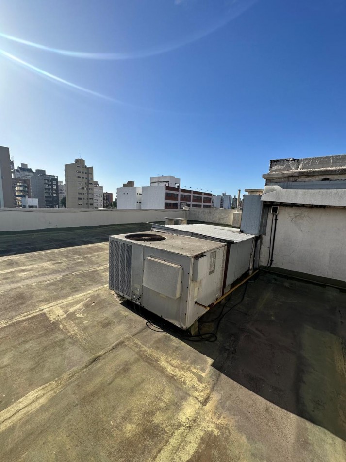 **u$s 185.000.-** - IMPONENTE DPTO AL FRENTE 6 AMBIENTES EN VENTA CON TERRAZA PROPIA A MTRS DE LA ESTACION - Av. H. Yrigoyen y Carlos Gardel