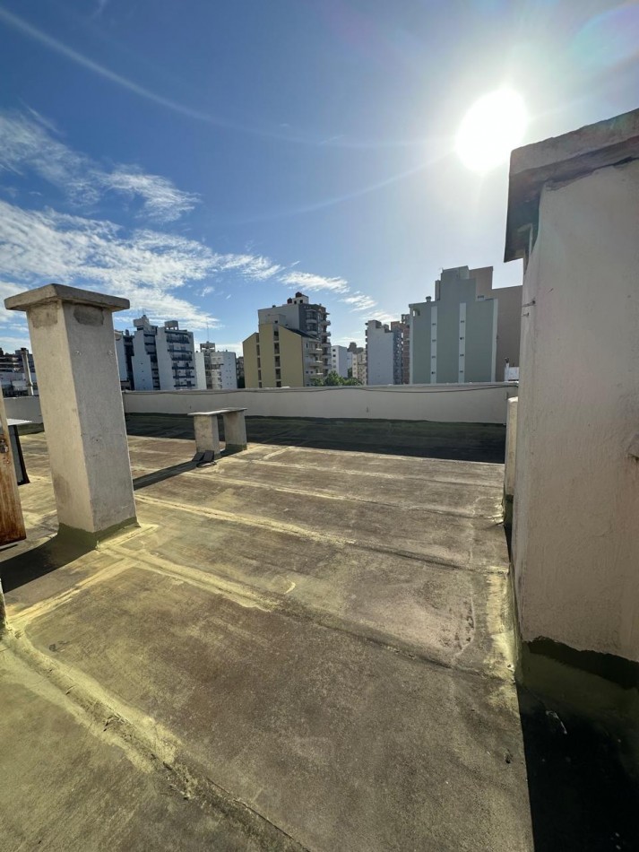 **u$s 185.000.-** - IMPONENTE DPTO AL FRENTE 6 AMBIENTES EN VENTA CON TERRAZA PROPIA A MTRS DE LA ESTACION - Av. H. Yrigoyen y Carlos Gardel