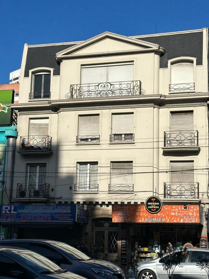 **u$s 185.000.-** - IMPONENTE DPTO AL FRENTE 6 AMBIENTES EN VENTA CON TERRAZA PROPIA A MTRS DE LA ESTACION - Av. H. Yrigoyen y Carlos Gardel