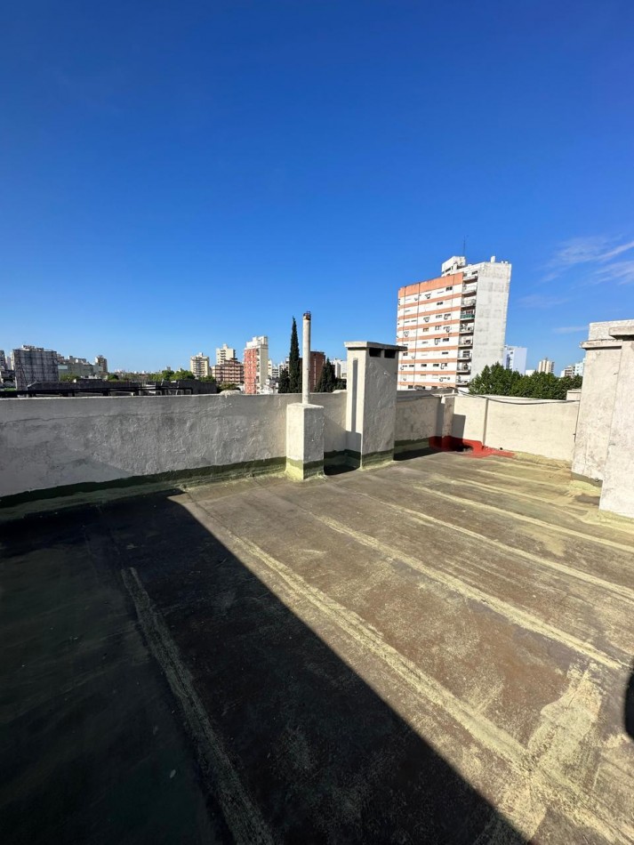 **u$s 185.000.-** - IMPONENTE DPTO AL FRENTE 6 AMBIENTES EN VENTA CON TERRAZA PROPIA A MTRS DE LA ESTACION - Av. H. Yrigoyen y Carlos Gardel