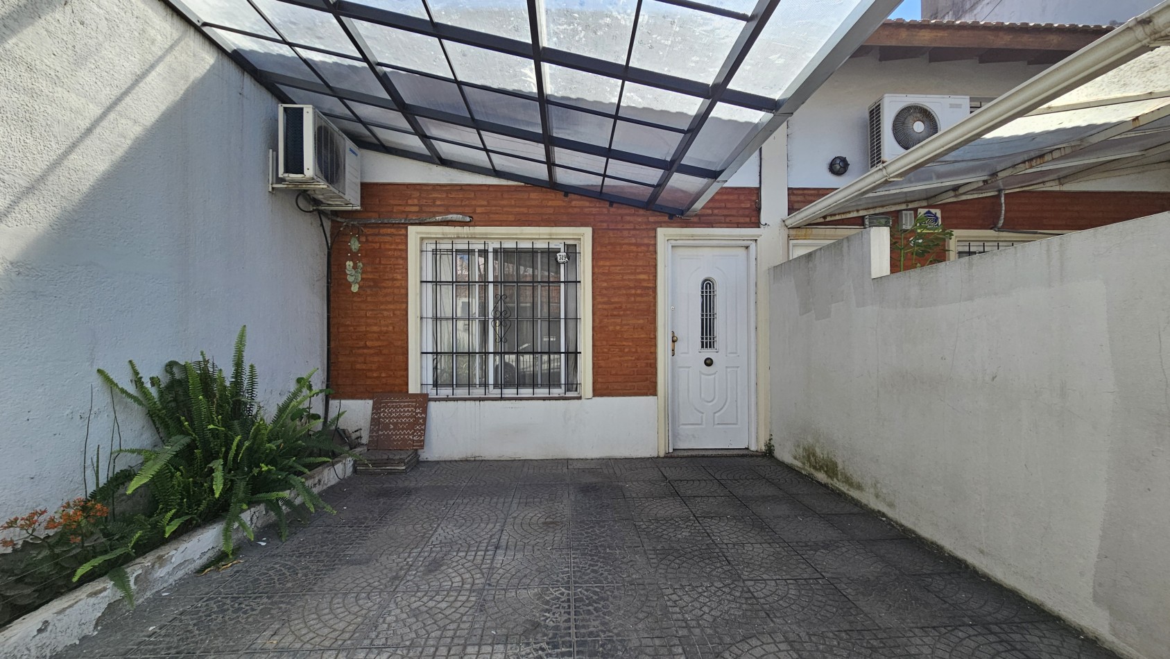 **64.900.-** - APTO CREDITO - DUPLEX DE 3 AMB. CON COCHERA y PATIO - Padilla 300 - Gerli