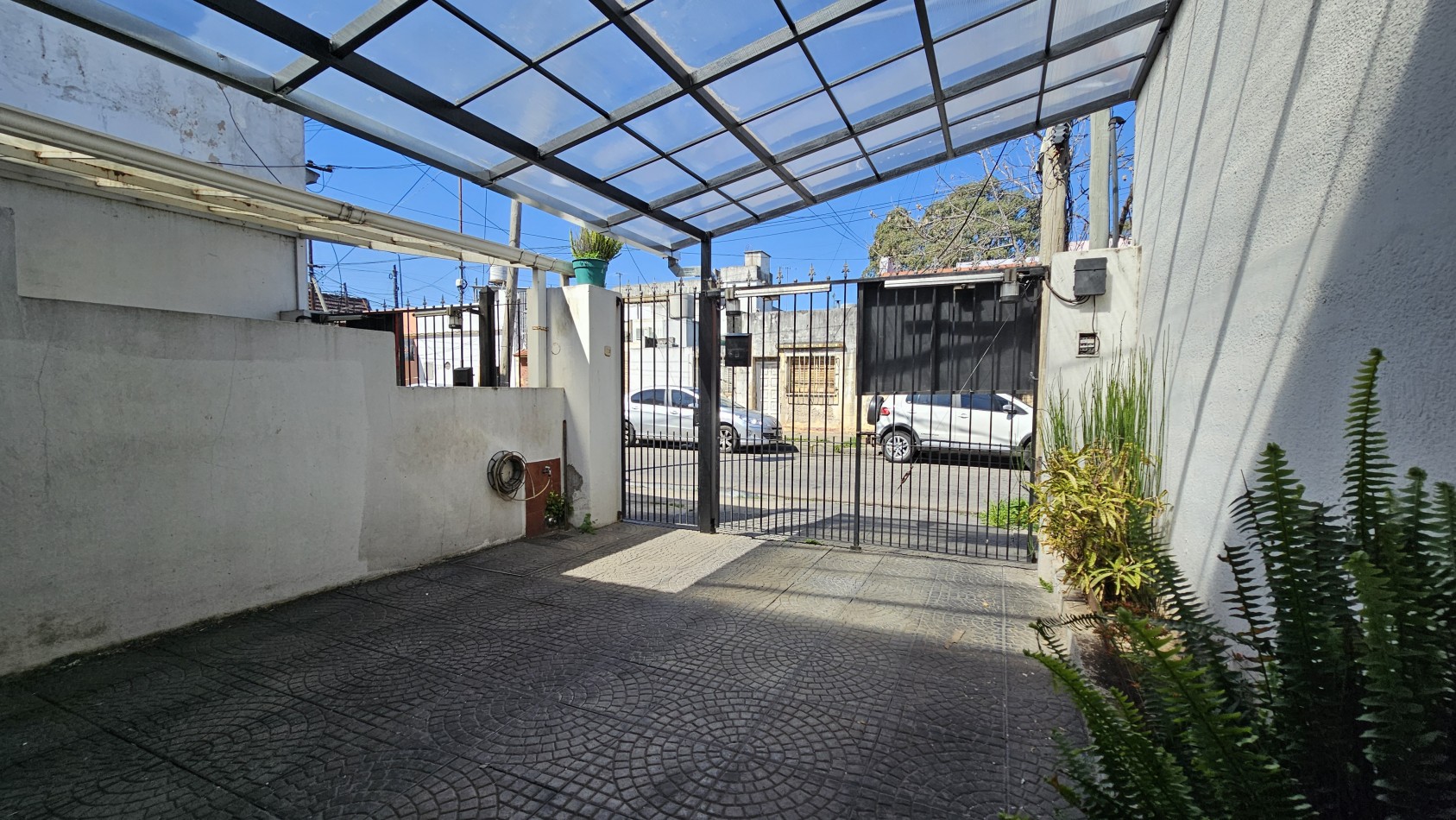 **64.900.-** - APTO CREDITO - DUPLEX DE 3 AMB. CON COCHERA y PATIO - Padilla 300 - Gerli
