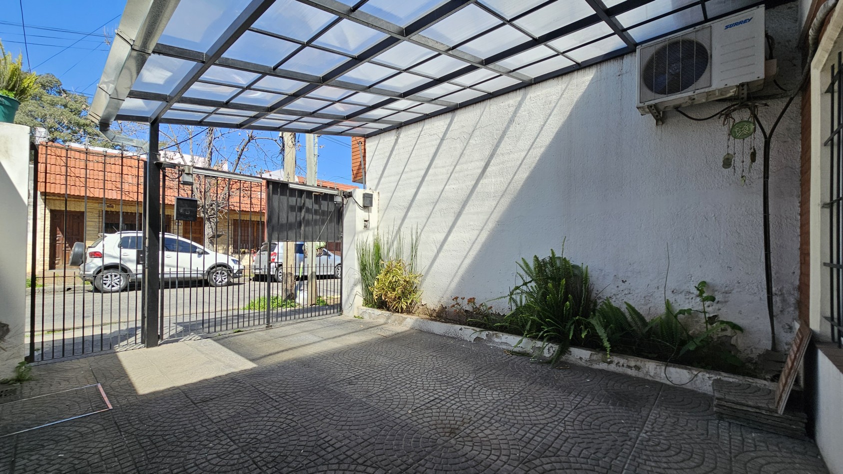 **64.900.-** - APTO CREDITO - DUPLEX DE 3 AMB. CON COCHERA y PATIO - Padilla 300 - Gerli