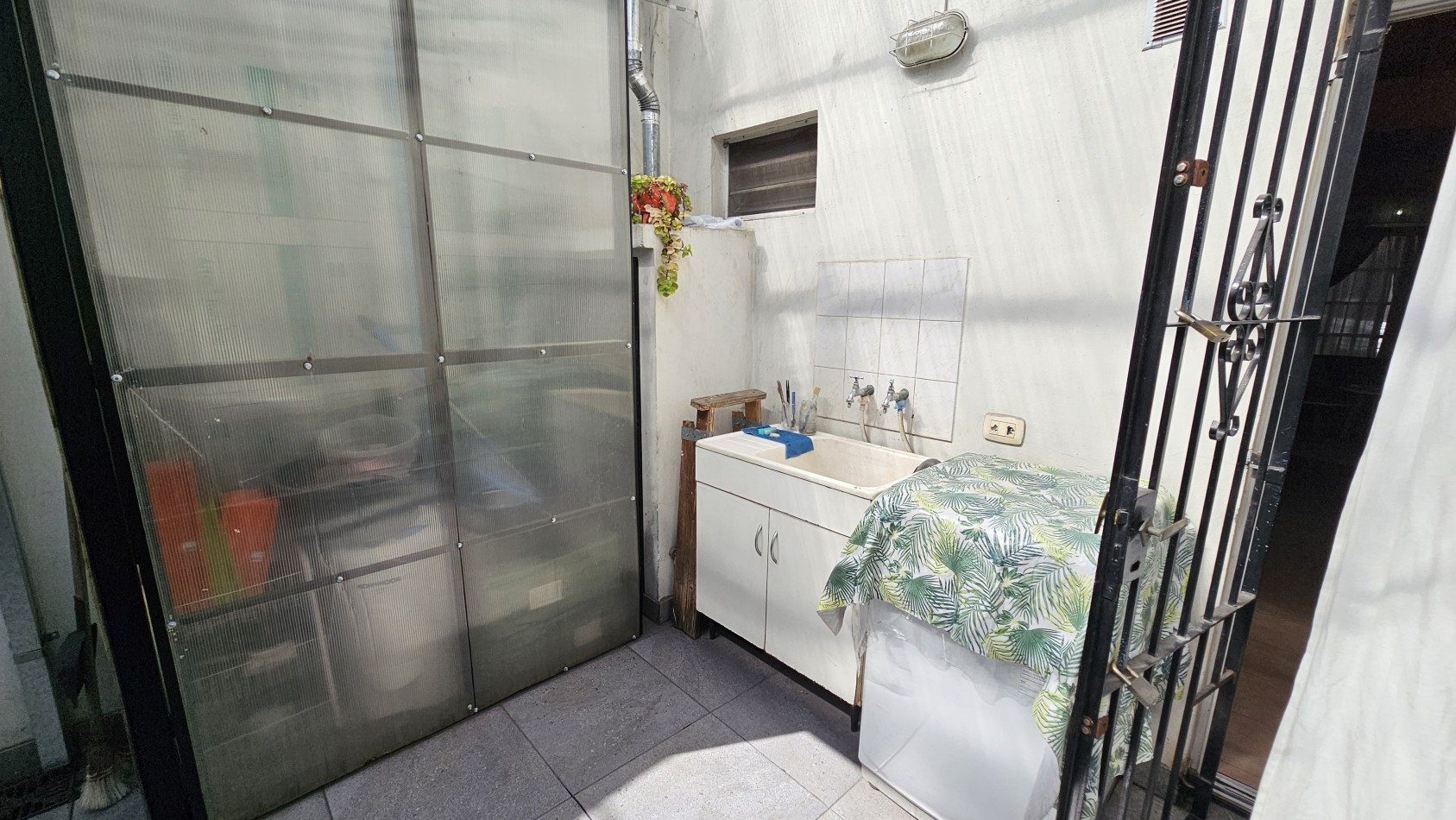**64.900.-** - APTO CREDITO - DUPLEX DE 3 AMB. CON COCHERA y PATIO - Padilla 300 - Gerli