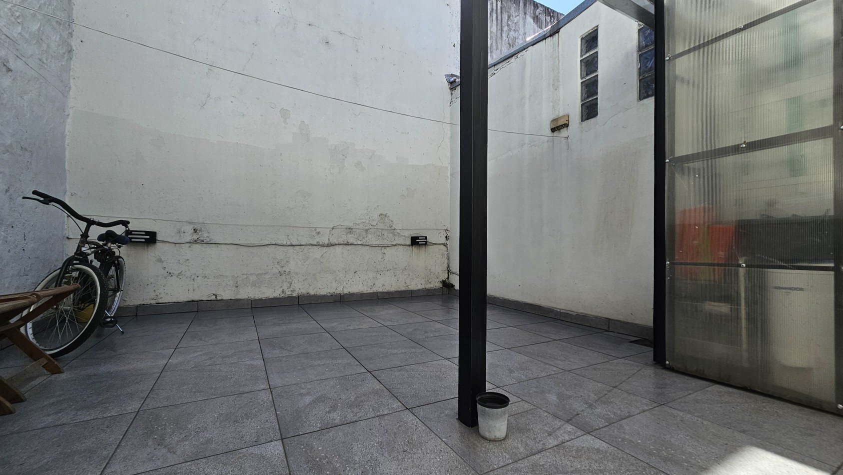 **64.900.-** - APTO CREDITO - DUPLEX DE 3 AMB. CON COCHERA y PATIO - Padilla 300 - Gerli