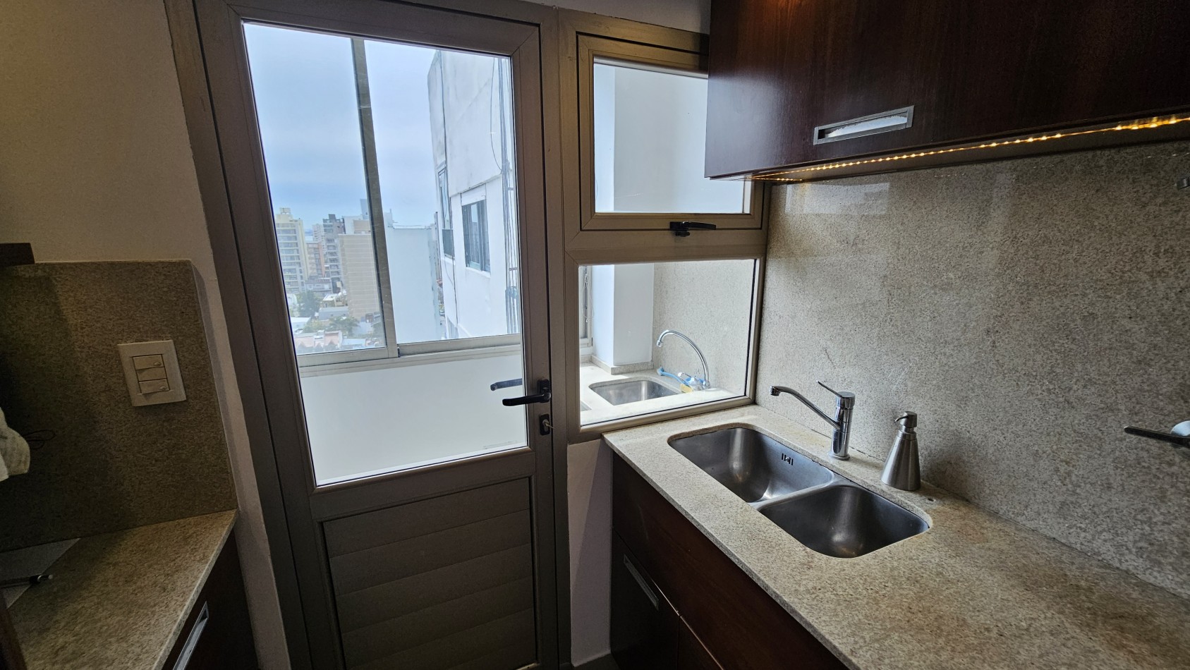 **U$S 137.000** Dpto. 3 amb. C/balcon en venta - M. Brin 2800 - LANUS CENTRO