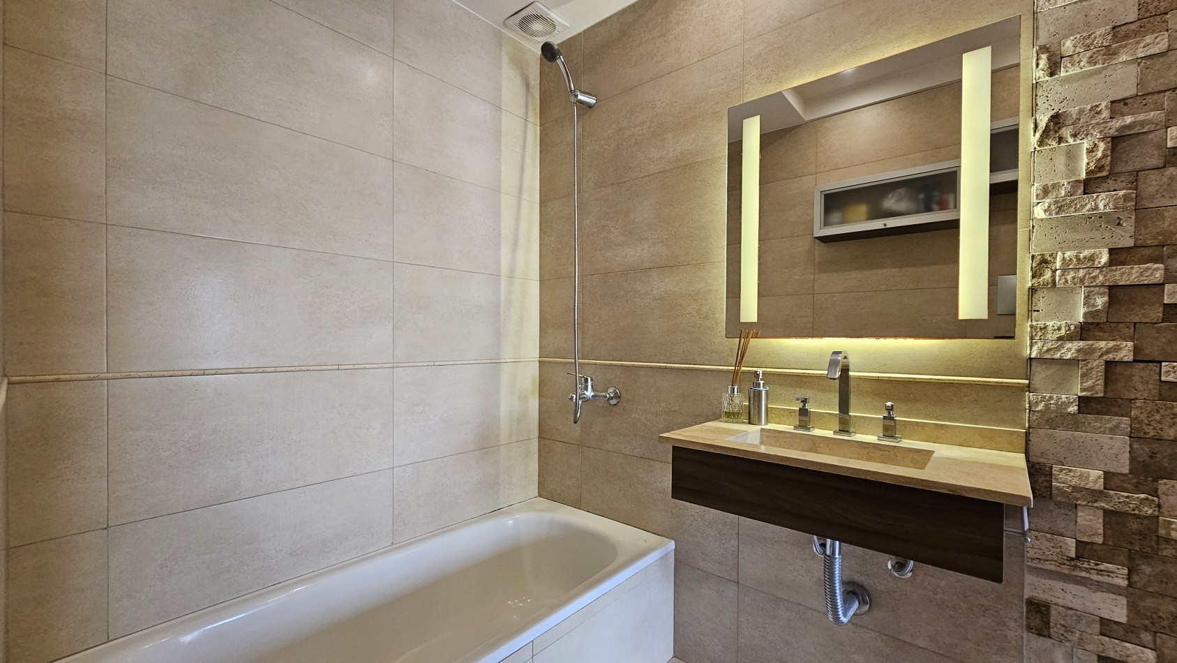 **U$S 137.000** Dpto. 3 amb. C/balcon en venta - M. Brin 2800 - LANUS CENTRO