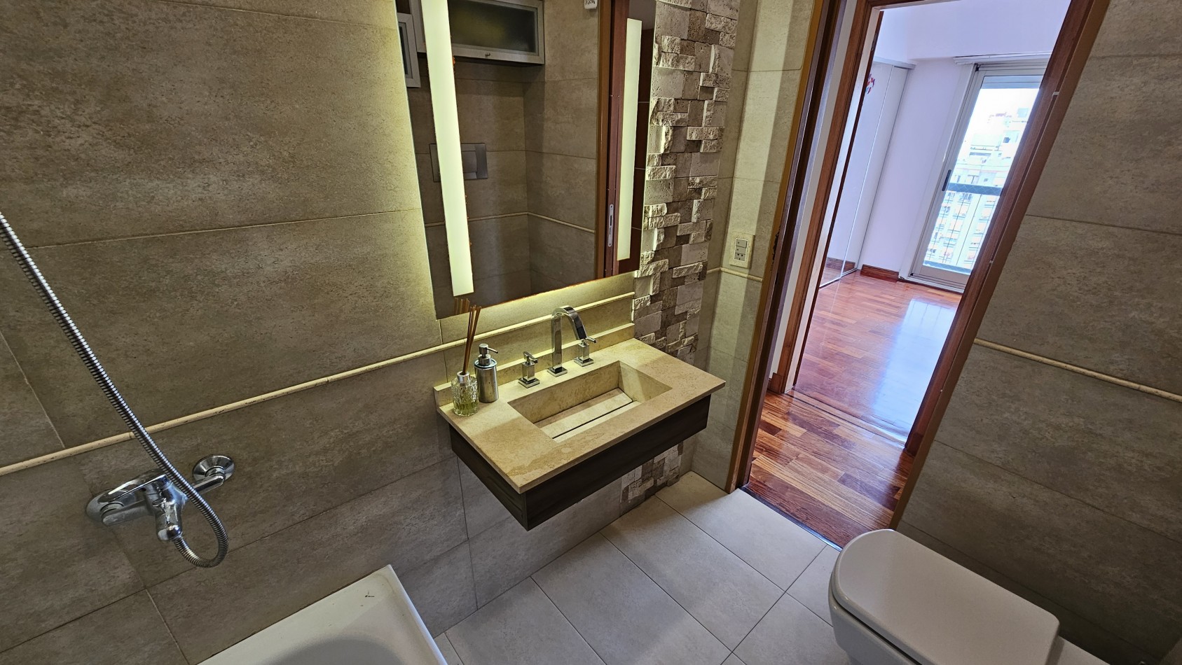 **U$S 137.000** Dpto. 3 amb. C/balcon en venta - M. Brin 2800 - LANUS CENTRO
