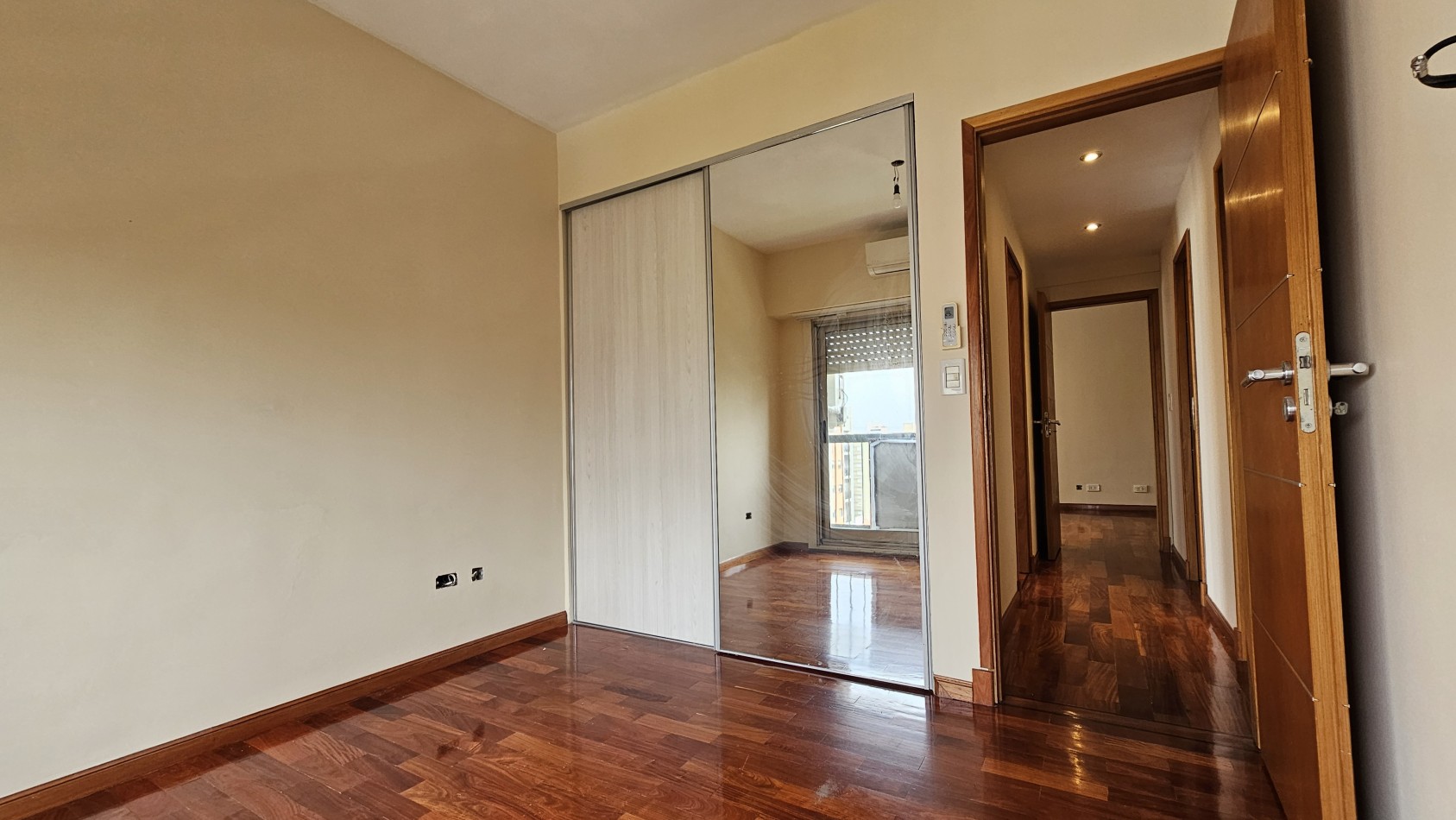 **U$S 137.000** Dpto. 3 amb. C/balcon en venta - M. Brin 2800 - LANUS CENTRO