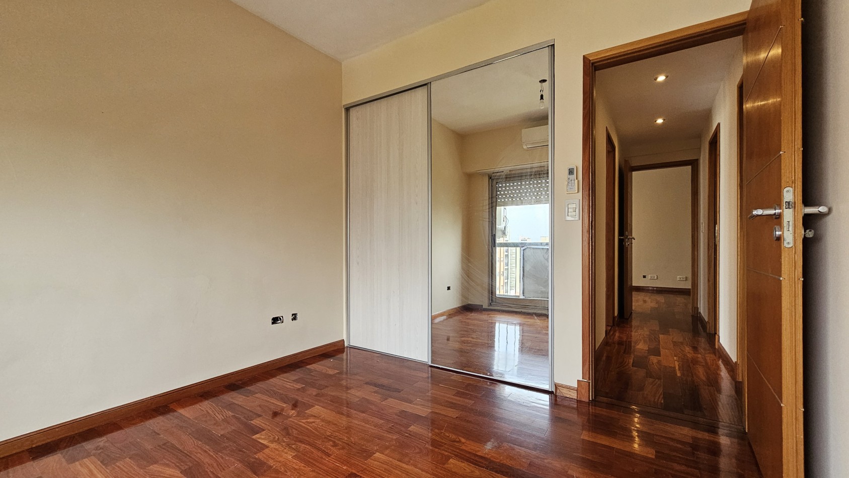 **U$S 137.000** Dpto. 3 amb. C/balcon en venta - M. Brin 2800 - LANUS CENTRO