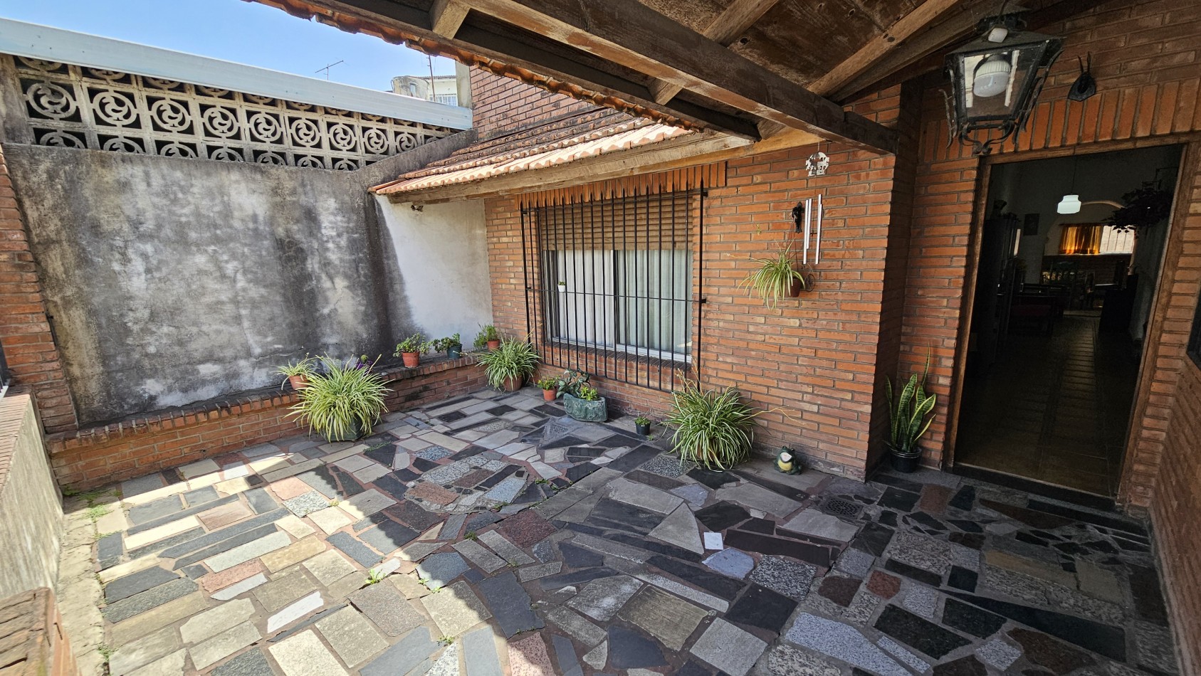 **u$s 85.000.-** - CASA 3 AMB. C/GARAGE, PATIO y TERRAZA S/LOTE PROPIO 8,66x17 mtrs Aprox - MENDOZA 1300 