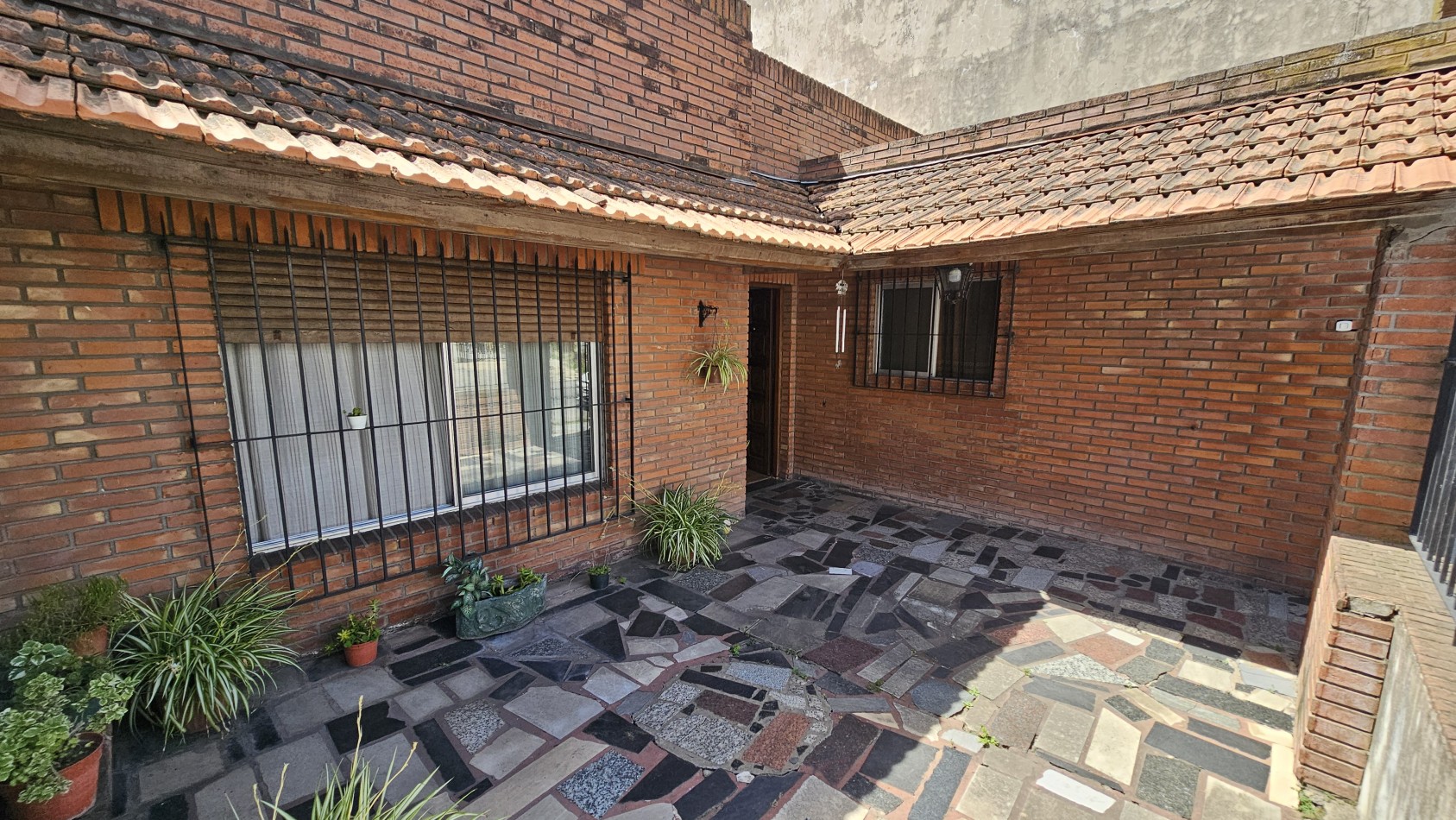 **u$s 85.000.-** - CASA 3 AMB. C/GARAGE, PATIO y TERRAZA S/LOTE PROPIO 8,66x17 mtrs Aprox - MENDOZA 1300 