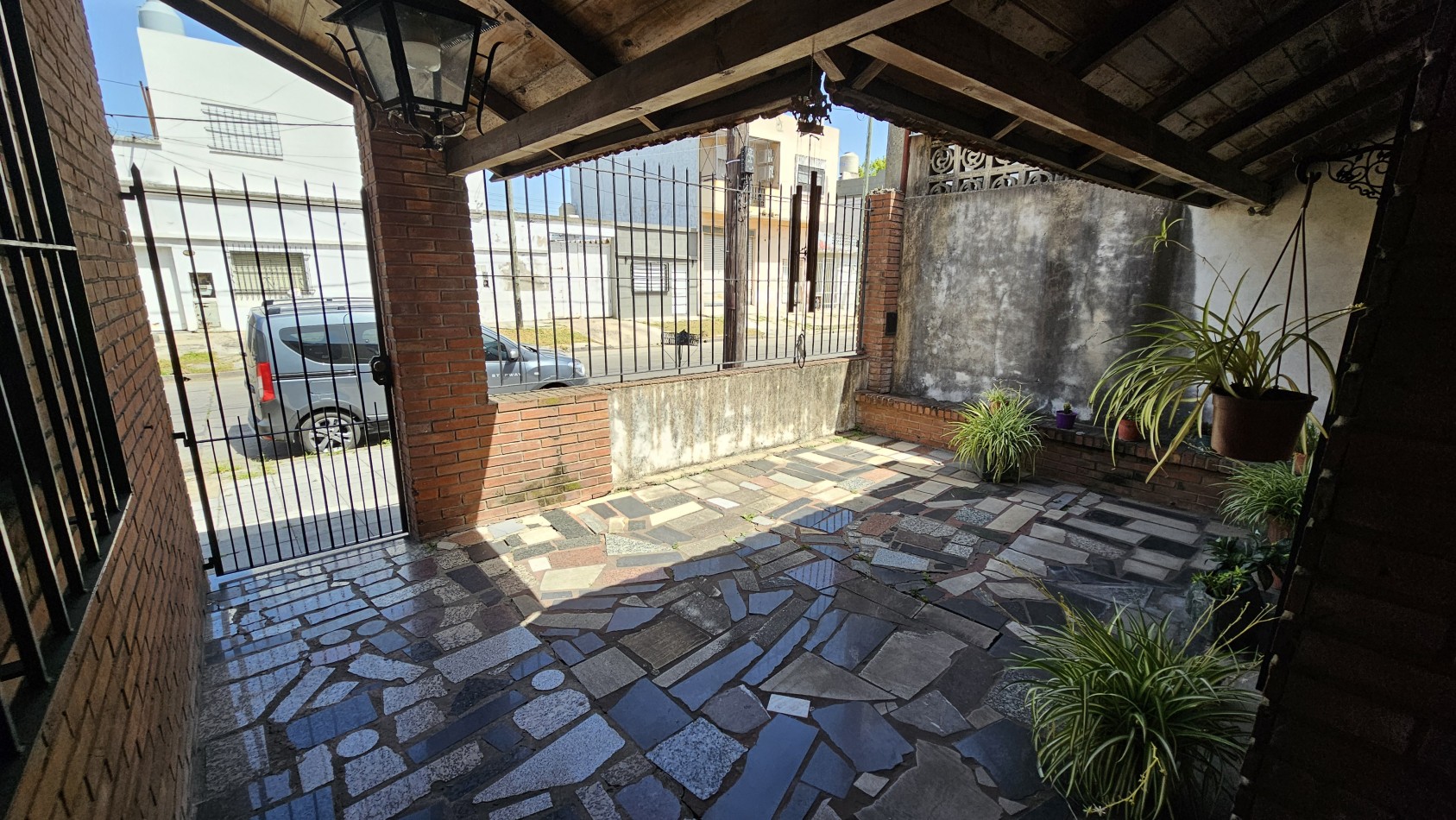 **u$s 85.000.-** - CASA 3 AMB. C/GARAGE, PATIO y TERRAZA S/LOTE PROPIO 8,66x17 mtrs Aprox - MENDOZA 1300 