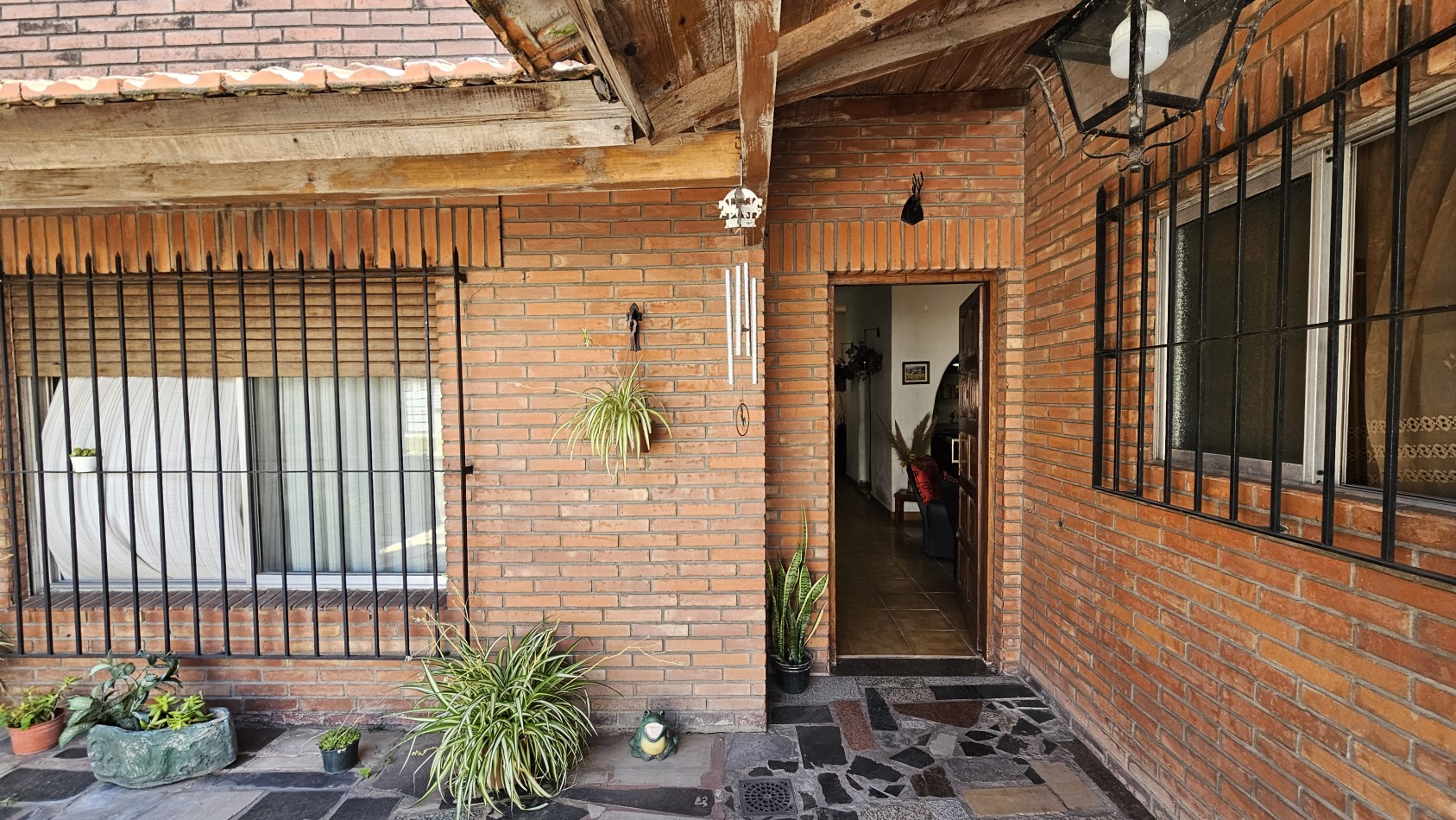 **u$s 85.000.-** - CASA 3 AMB. C/GARAGE, PATIO y TERRAZA S/LOTE PROPIO 8,66x17 mtrs Aprox - MENDOZA 1300 