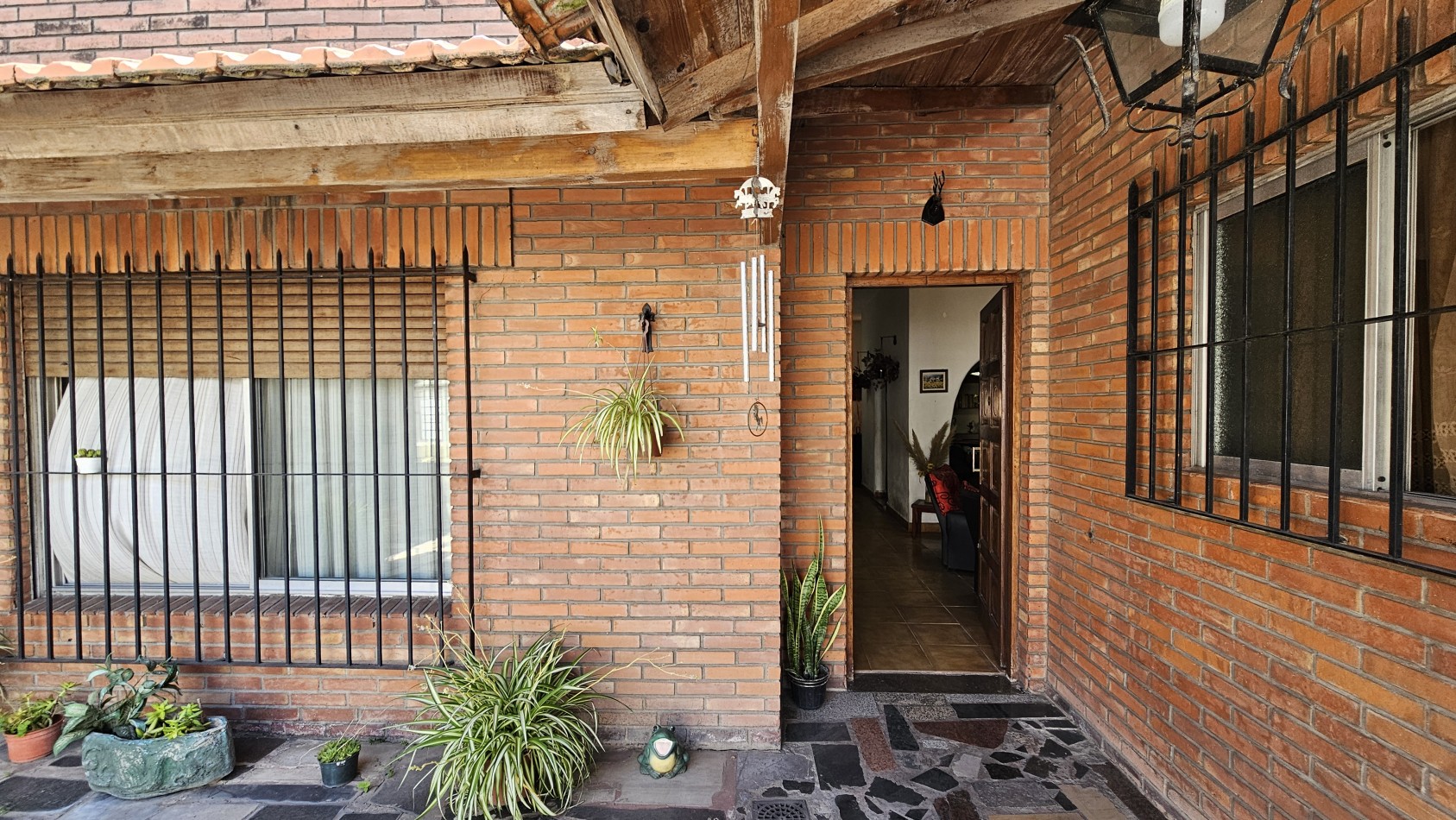 **u$s 85.000.-** - CASA 3 AMB. C/GARAGE, PATIO y TERRAZA S/LOTE PROPIO 8,66x17 mtrs Aprox - MENDOZA 1300 
