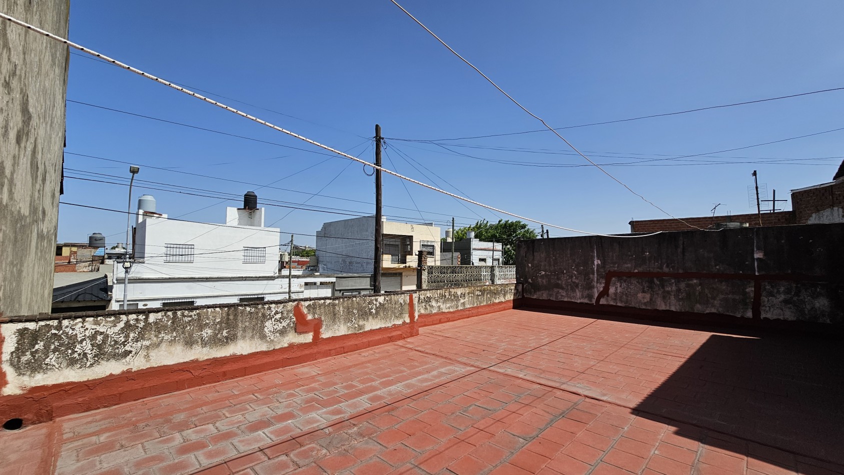 **u$s 85.000.-** - CASA 3 AMB. C/GARAGE, PATIO y TERRAZA S/LOTE PROPIO 8,66x17 mtrs Aprox - MENDOZA 1300 