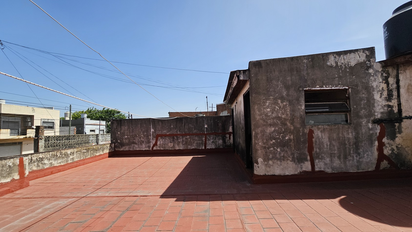 **u$s 85.000.-** - CASA 3 AMB. C/GARAGE, PATIO y TERRAZA S/LOTE PROPIO 8,66x17 mtrs Aprox - MENDOZA 1300 