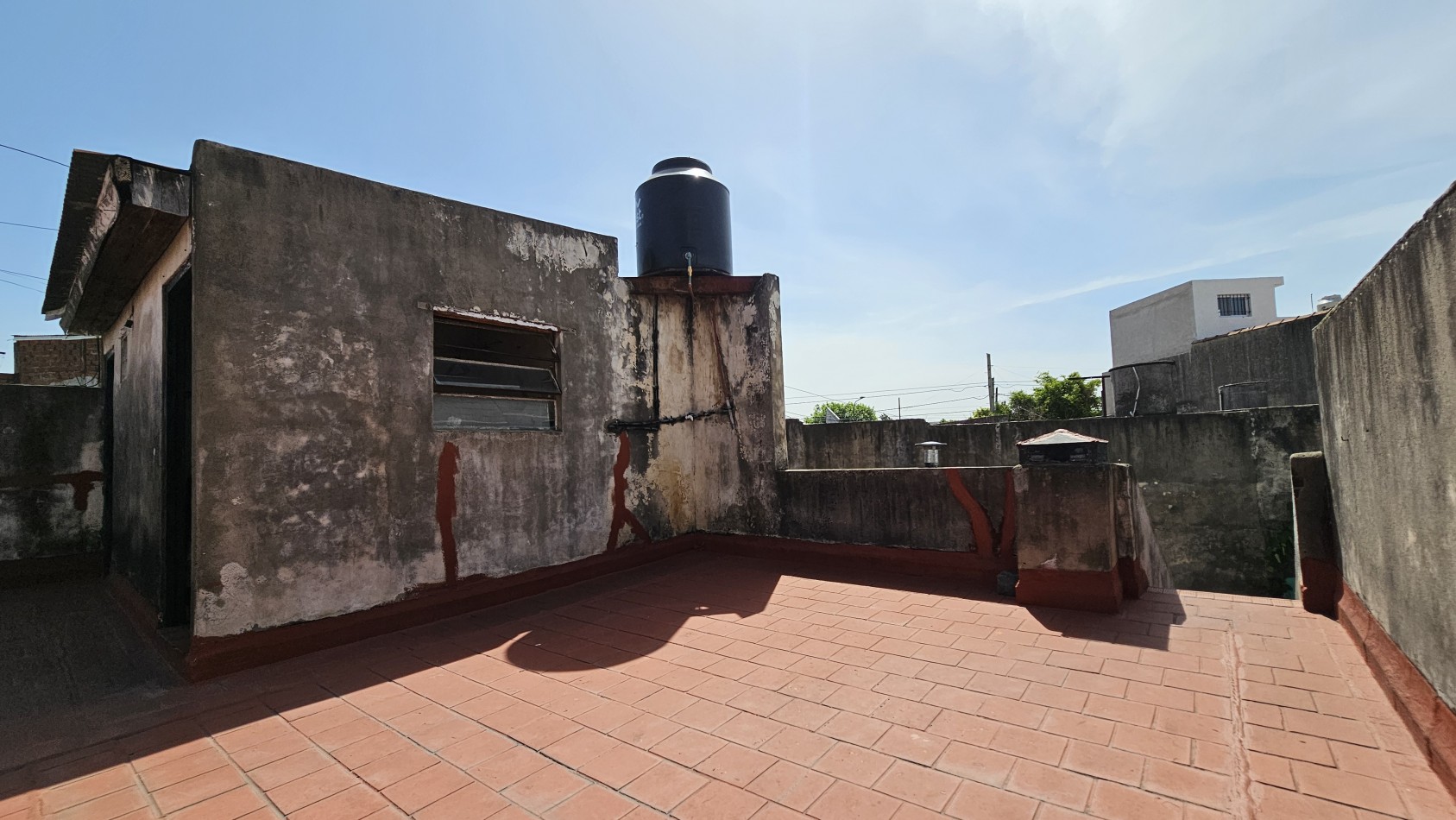**u$s 85.000.-** - CASA 3 AMB. C/GARAGE, PATIO y TERRAZA S/LOTE PROPIO 8,66x17 mtrs Aprox - MENDOZA 1300 