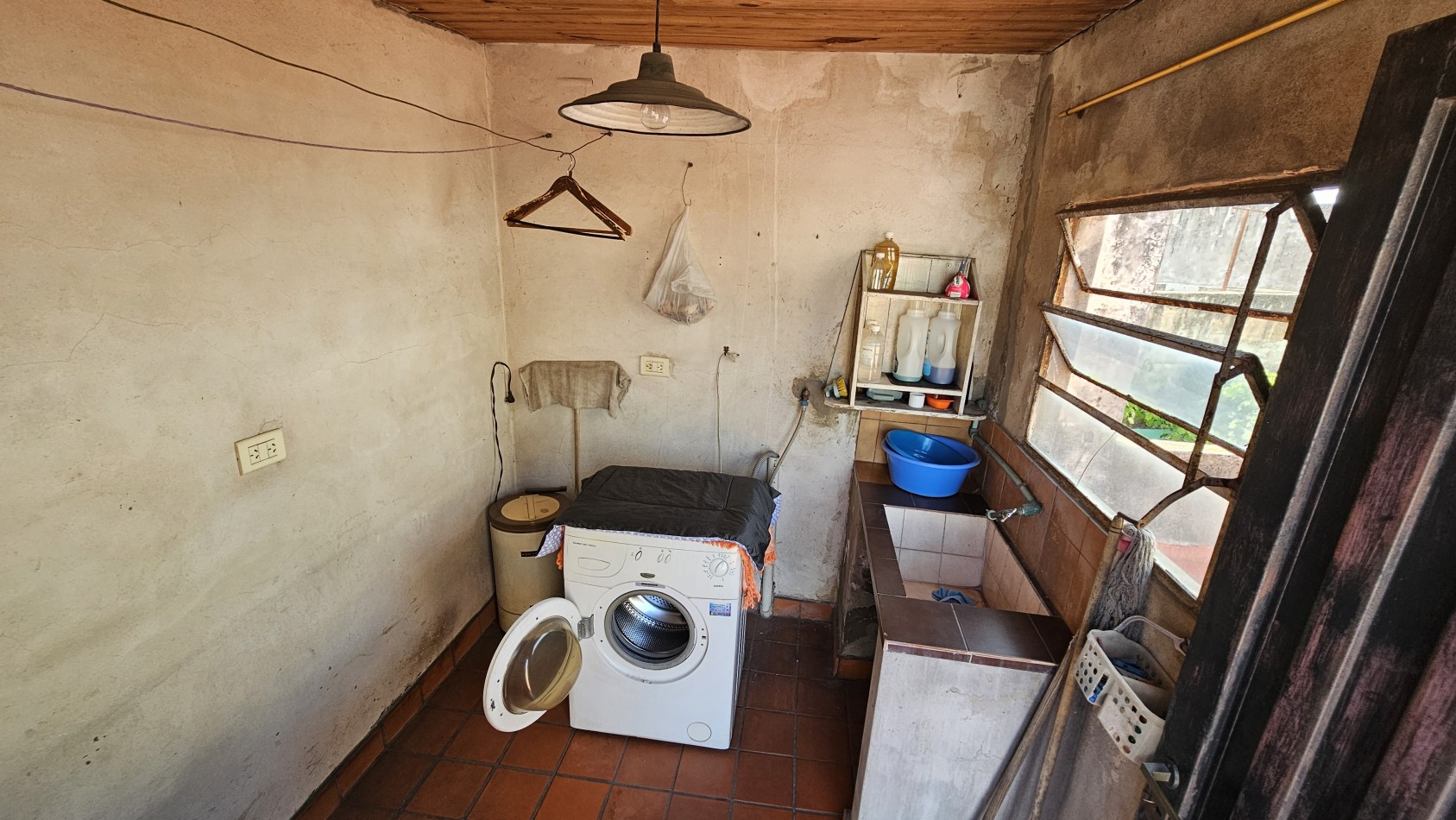 **u$s 85.000.-** - CASA 3 AMB. C/GARAGE, PATIO y TERRAZA S/LOTE PROPIO 8,66x17 mtrs Aprox - MENDOZA 1300 