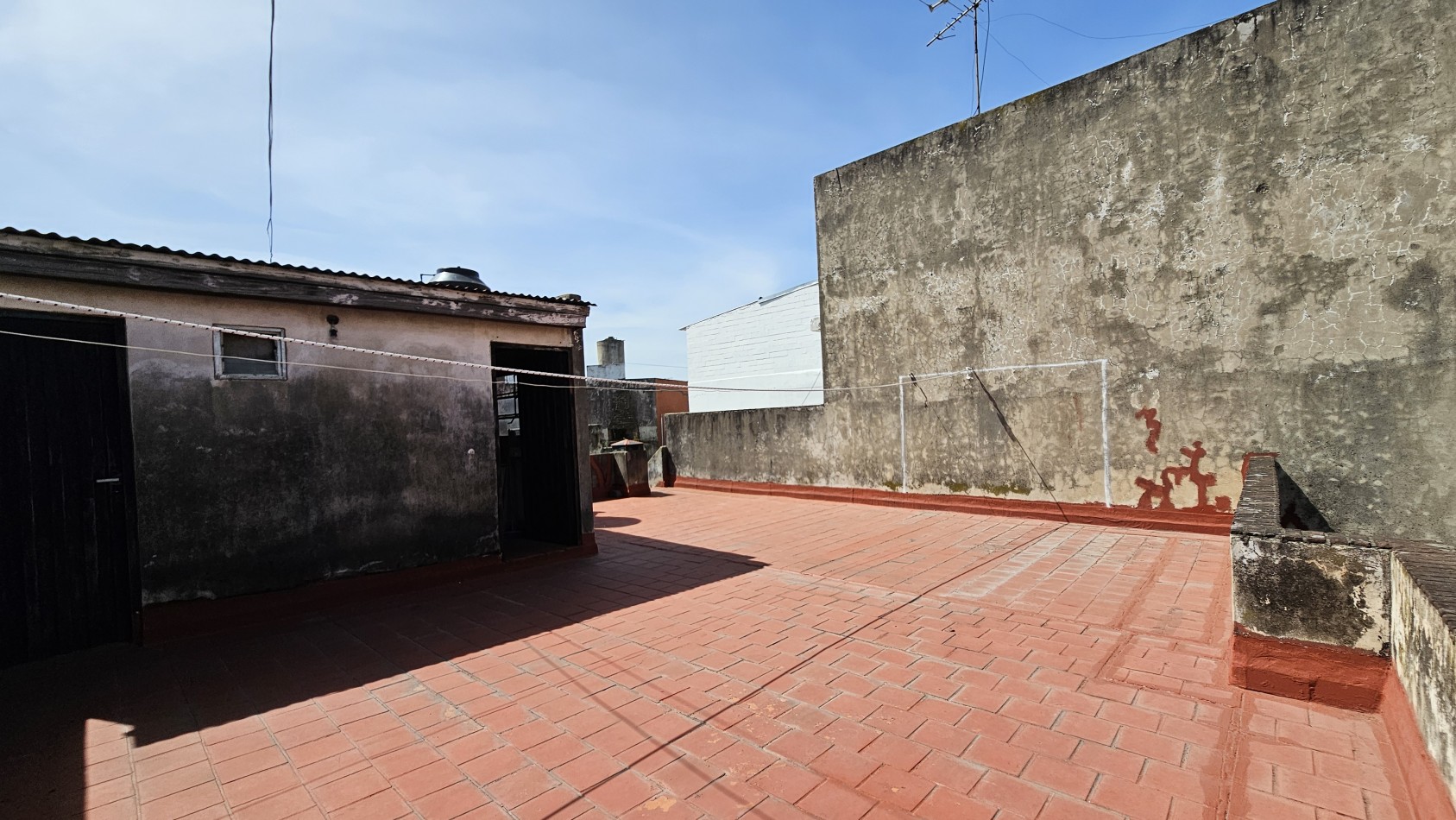 **u$s 85.000.-** - CASA 3 AMB. C/GARAGE, PATIO y TERRAZA S/LOTE PROPIO 8,66x17 mtrs Aprox - MENDOZA 1300 
