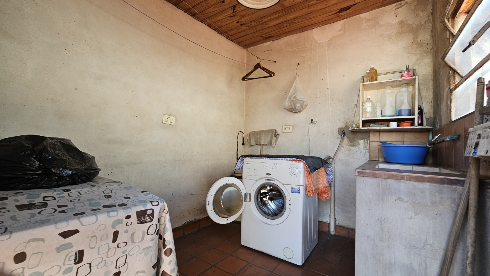 **u$s 85.000.-** - CASA 3 AMB. C/GARAGE, PATIO y TERRAZA S/LOTE PROPIO 8,66x17 mtrs Aprox - MENDOZA 1300 
