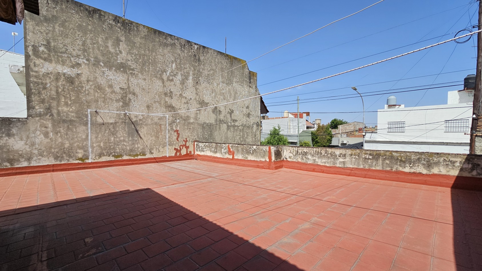 **u$s 85.000.-** - CASA 3 AMB. C/GARAGE, PATIO y TERRAZA S/LOTE PROPIO 8,66x17 mtrs Aprox - MENDOZA 1300 