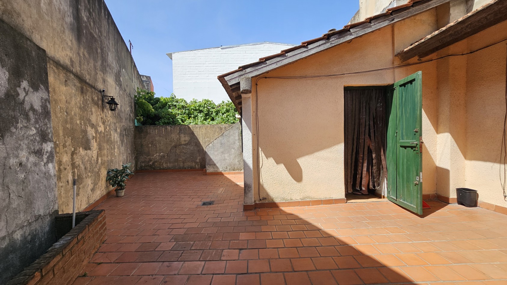 **u$s 85.000.-** - CASA 3 AMB. C/GARAGE, PATIO y TERRAZA S/LOTE PROPIO 8,66x17 mtrs Aprox - MENDOZA 1300 