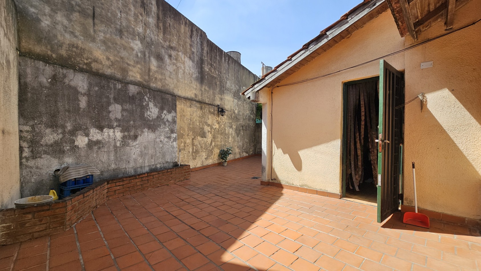 **u$s 85.000.-** - CASA 3 AMB. C/GARAGE, PATIO y TERRAZA S/LOTE PROPIO 8,66x17 mtrs Aprox - MENDOZA 1300 