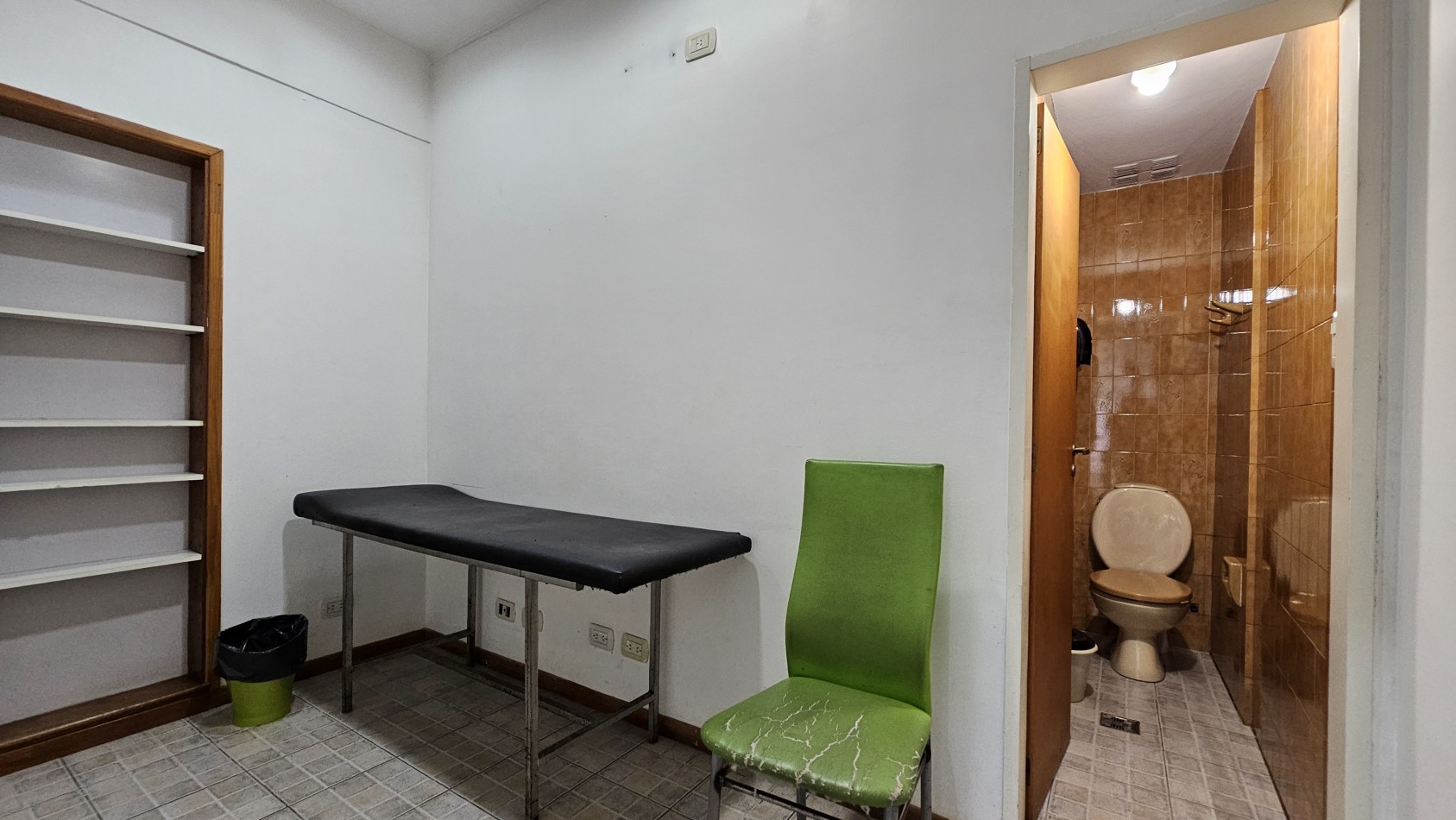 **$1.800.000.-** x mes - Local en alquiler - 5 Consultorios (medicos y/o estetica) en Lanus Oeste