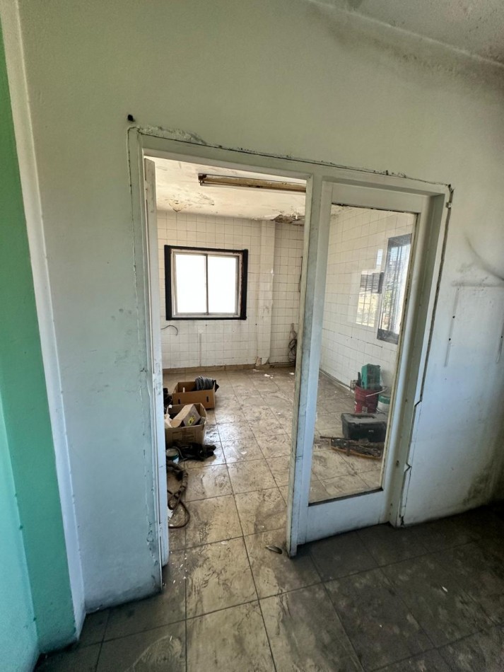 **650 m2 en planta** - DISPONIBLE MAYO/JUNIO 2026 - Galpon de 650 m2 con oficinas, altura de 9 m2 (ideal Rackear mercaderia), Piso de hormigon a nuevo - Viamonte y Molinedo - Lanus