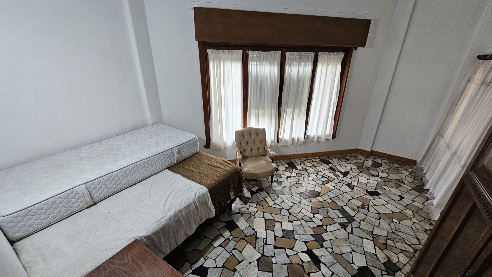 **u$s 79.900.-** Casa en venta sobre lote propio en esquina sobre Palma de Mallorca al 3800 - Quilmes.-