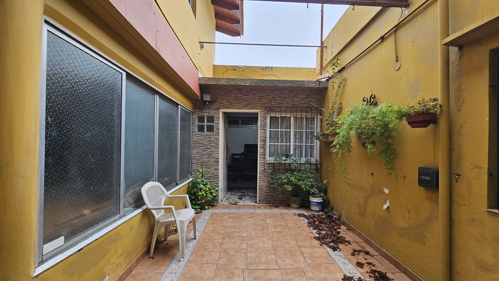 **u$s 79.900.-** Casa en venta sobre lote propio en esquina sobre Palma de Mallorca al 3800 - Quilmes.-