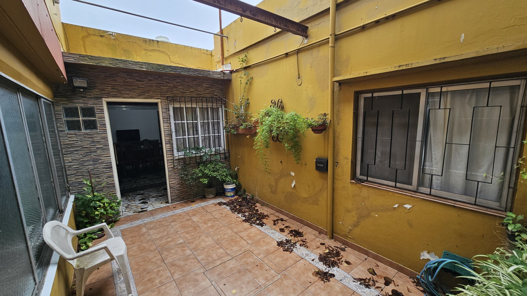 **u$s 79.900.-** Casa en venta sobre lote propio en esquina sobre Palma de Mallorca al 3800 - Quilmes.-